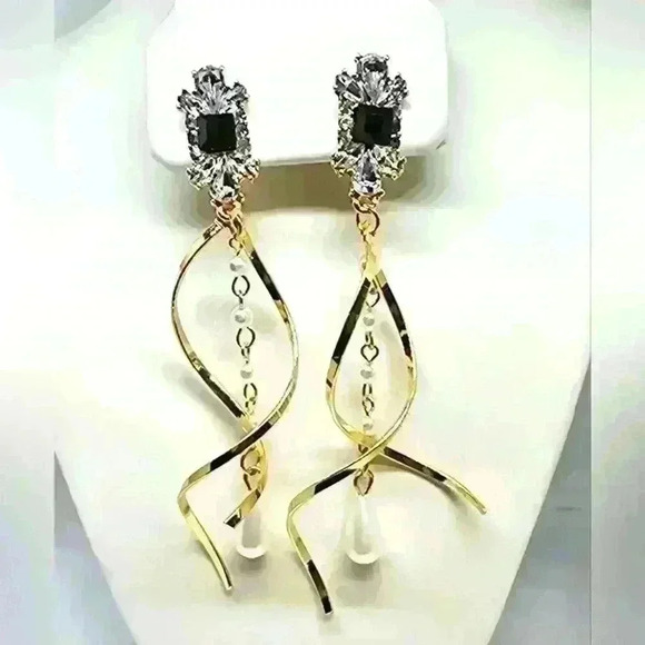 NWOT Fabulous Dangle Earrings - Picture 1 of 2